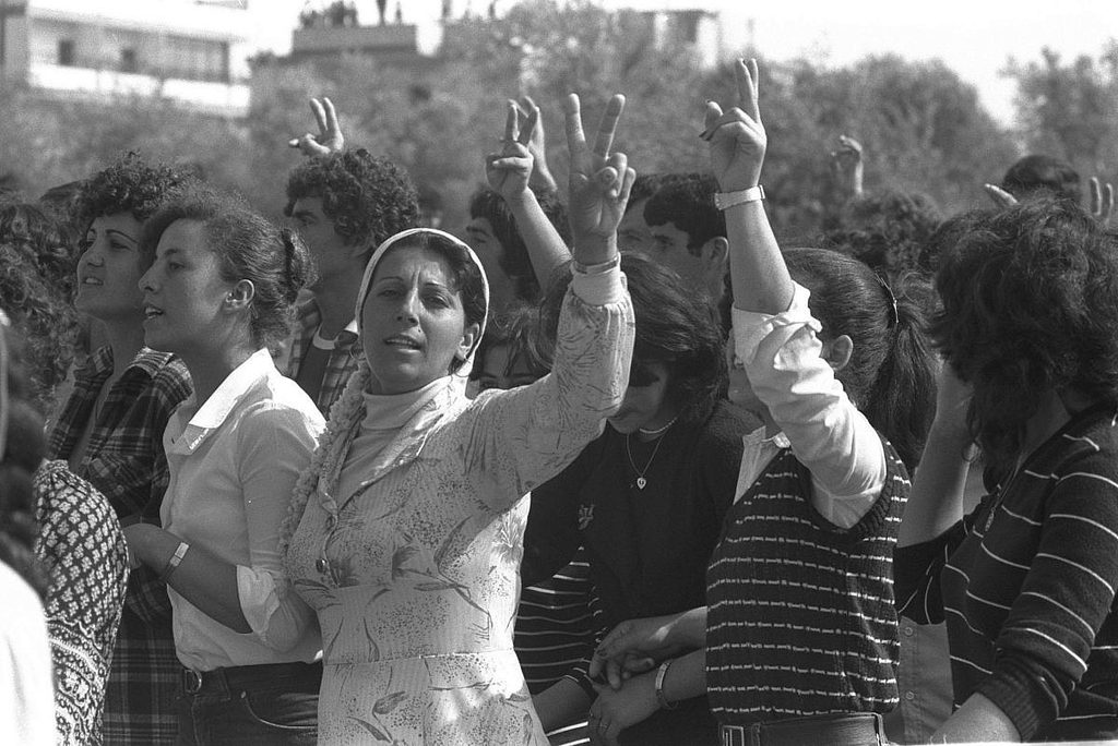 Fiatal palesztinok vonulnak Sakhninből Deir Hannába a Föld napi tűntetésen 1983. március 30-án